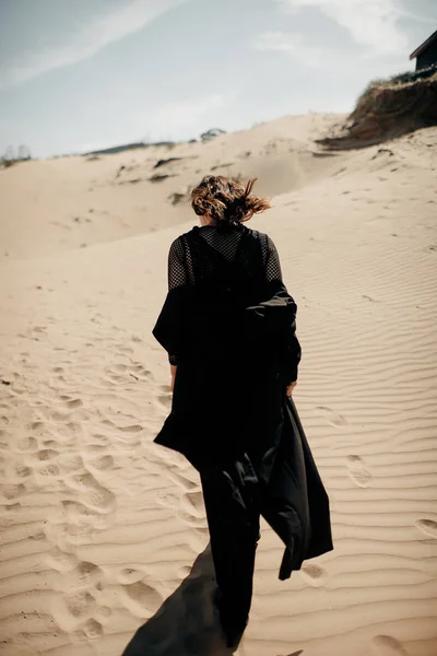 Дівчина Чорному Пустелі — стокове фото