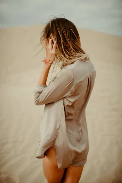 Beautiful Girl Black Dress Desert — Stock Photo, Image