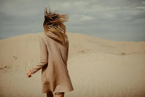 Gyönyörű Lány Fekete Ruhás Sivatagban — Stock Fotó