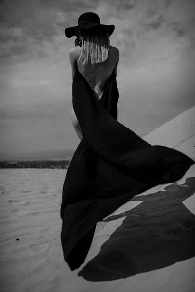 Menina Bonita Vestido Preto Deserto — Fotografia de Stock