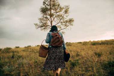 Mutlu kız sahada günbatımında yürüyüş