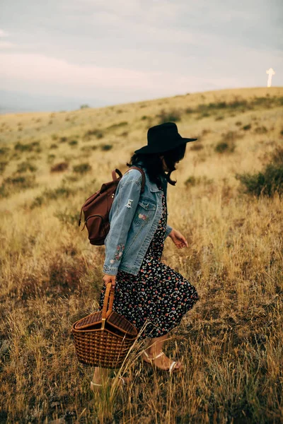 Menina Feliz Andando Campo Pôr Sol — Fotografia de Stock