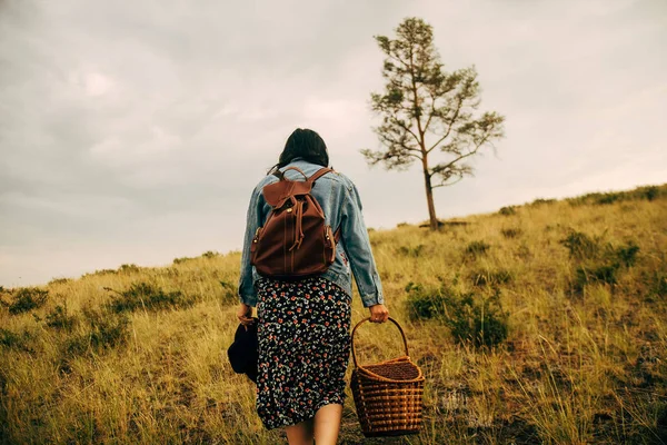 Menina Feliz Andando Campo Pôr Sol — Fotografia de Stock