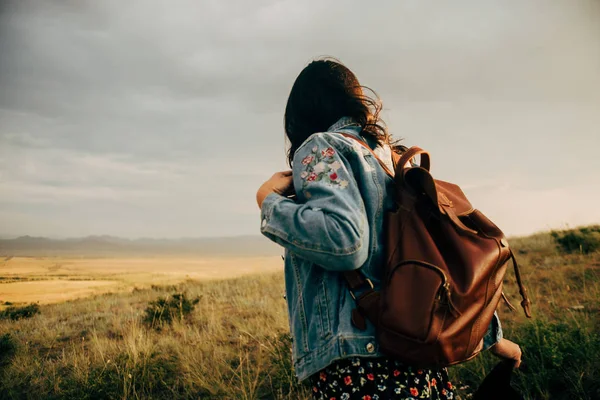 Menina Feliz Andando Campo Pôr Sol — Fotografia de Stock