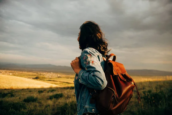 Menina Feliz Andando Campo Pôr Sol — Fotografia de Stock