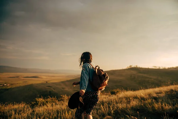 Menina Feliz Andando Campo Pôr Sol — Fotografia de Stock