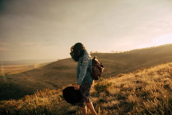Вид Збоку Дівчини Рюкзаком Ходить Полі Заході Сонця — стокове фото