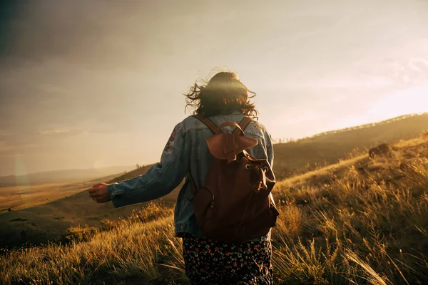 Visão Traseira Menina Com Mochila Andando Campo Pôr Sol — Fotografia de Stock