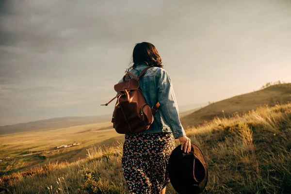 Вид Ззаду Дівчини Рюкзаком Ходить Полі Заході Сонця — стокове фото
