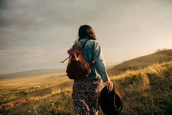 Back View Girl Backpack Walking Field Sunset — Stock Photo, Image