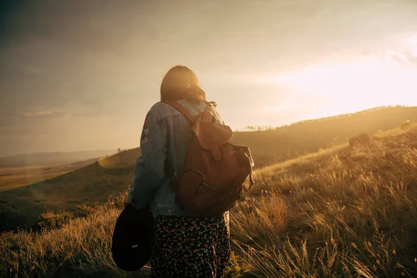 Menina Feliz Andando Campo Pôr Sol — Fotografia de Stock