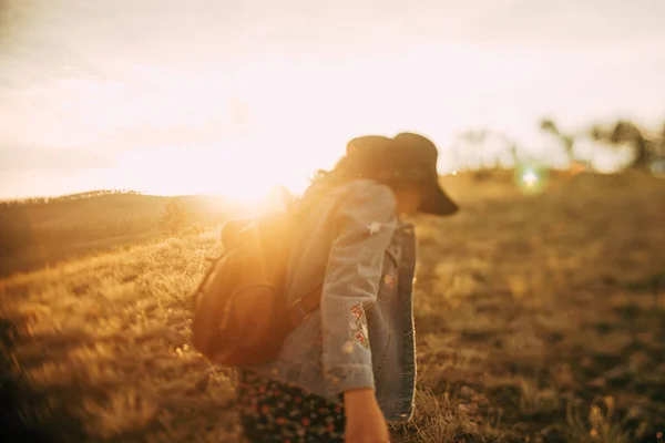 Menina Com Mochila Andando Campo Pôr Sol — Fotografia de Stock