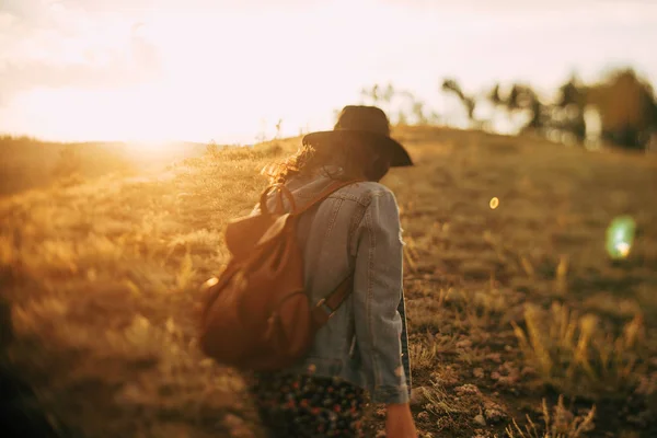 Щаслива Дівчина Гуляє Полі Заході Сонця — стокове фото