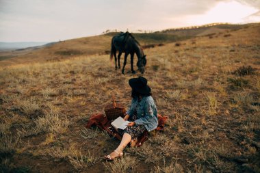 Kapak alan arka plan ata ile oturup kitap ile mutlu kız 