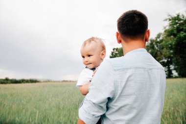 Baba, oğul ellerindeyken yaz günü çayırda birlikte oynardık. 