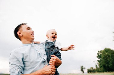 Baba, oğul ellerindeyken yaz günü çayırda birlikte oynardık. 