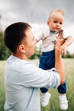 Baba, oğul ellerindeyken yaz günü çayırda birlikte oynardık. 
