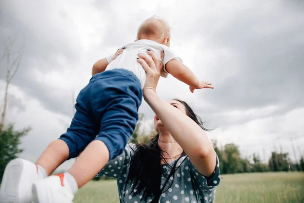 Mãe Com Filho Brincando Juntos Prado Dia Verão — Fotografia de Stock