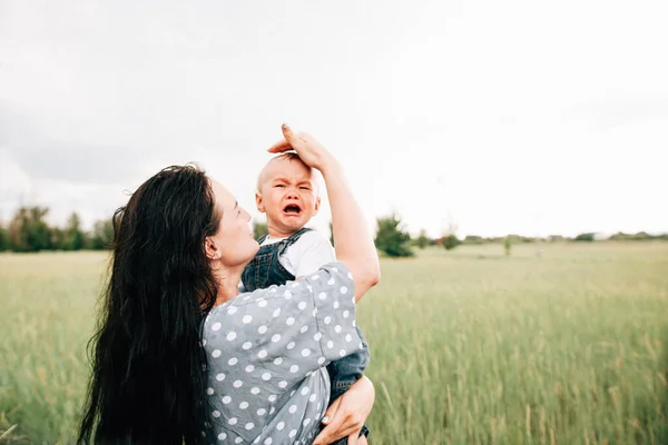 Mãe Com Filho Brincando Juntos Prado Dia Verão — Fotografia de Stock