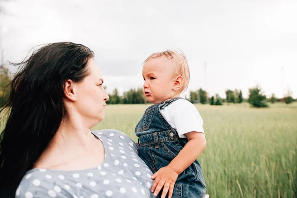 Feliz Jovem Mãe Segurando Filho Mãos Divertindo Enquanto Brincam Juntos — Fotografia de Stock