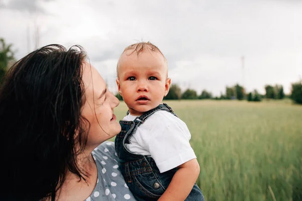 Feliz Jovem Mãe Segurando Filho Mãos Divertindo Enquanto Brincam Juntos — Fotografia de Stock