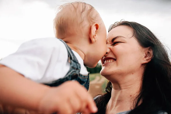 Feliz Jovem Mãe Segurando Filho Mãos Divertindo Enquanto Brincam Juntos — Fotografia de Stock