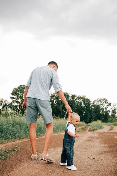 Pai Com Filho Brincando Juntos Prado Dia Verão — Fotografia de Stock