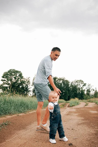 Pai Com Filho Brincando Juntos Prado Dia Verão — Fotografia de Stock