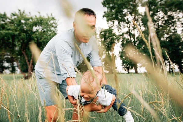 Pai Com Filho Brincando Juntos Prado Dia Verão — Fotografia de Stock