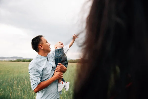 Pais Jovens Felizes Com Filho Divertindo Prado Dia Verão — Fotografia de Stock