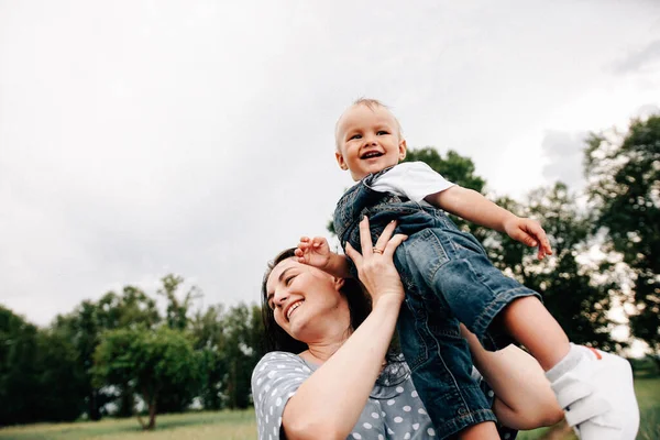 Mutlu Genç Bir Anne Oğlunu Elinde Tutuyor Yaz Günü Çayırda — Stok fotoğraf