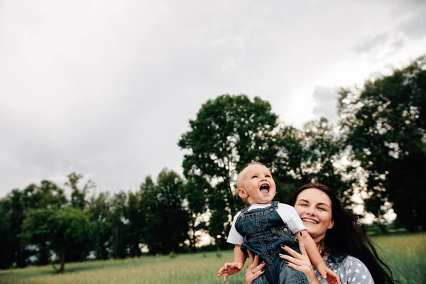 Feliz Jovem Mãe Segurando Filho Mãos Divertindo Enquanto Brincam Juntos — Fotografia de Stock