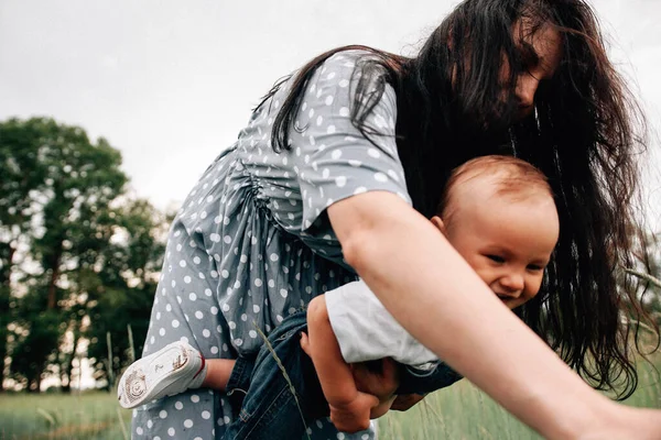 Feliz Jovem Mãe Segurando Filho Mãos Divertindo Enquanto Brincam Juntos — Fotografia de Stock