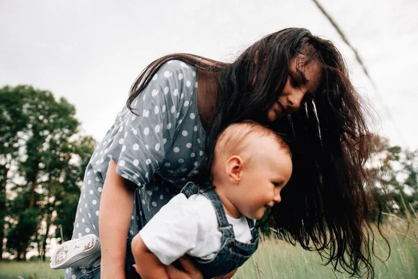 Feliz Jovem Mãe Segurando Filho Mãos Divertindo Enquanto Brincam Juntos — Fotografia de Stock