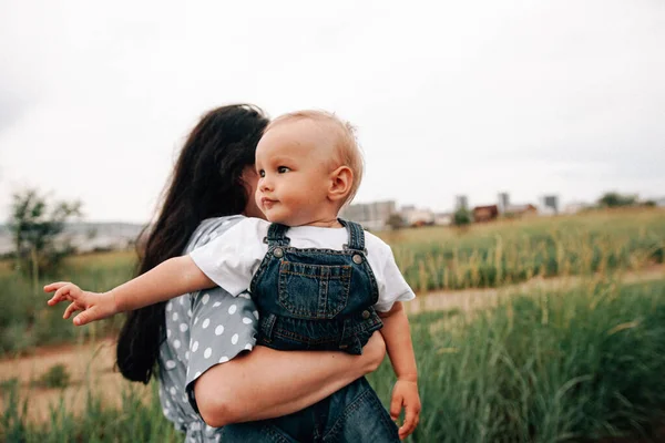 Feliz Jovem Mãe Segurando Filho Mãos Divertindo Enquanto Brincam Juntos — Fotografia de Stock