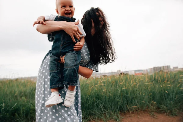 Feliz Jovem Mãe Segurando Filho Mãos Divertindo Enquanto Brincam Juntos — Fotografia de Stock