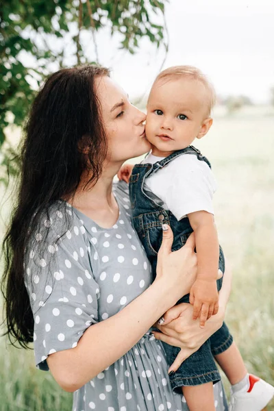 Glad Ung Mor Hålla Son Händerna Och Kul När Leker — Stockfoto