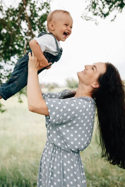 Feliz Jovem Mãe Segurando Filho Mãos Divertindo Enquanto Brincam Juntos — Fotografia de Stock