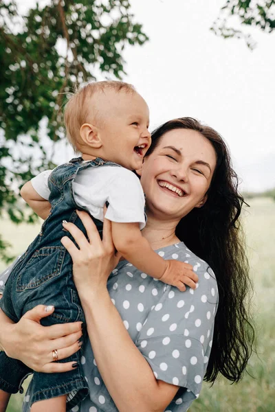 Mutlu Genç Bir Anne Oğlunu Elinde Tutuyor Yaz Günü Çayırda — Stok fotoğraf