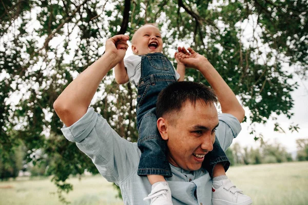 Pai Dando Filho Piggyback Passeio Prado Dia Verão — Fotografia de Stock