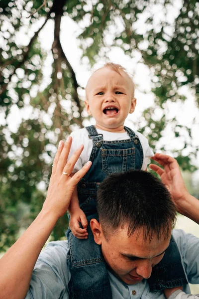 Pai Dando Filho Piggyback Passeio Prado Dia Verão — Fotografia de Stock