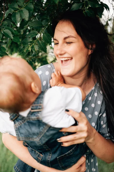 Feliz Jovem Mãe Segurando Filho Mãos Divertindo Enquanto Brincam Juntos — Fotografia de Stock