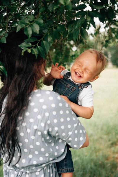 Feliz Jovem Mãe Segurando Filho Mãos Divertindo Enquanto Brincam Juntos — Fotografia de Stock