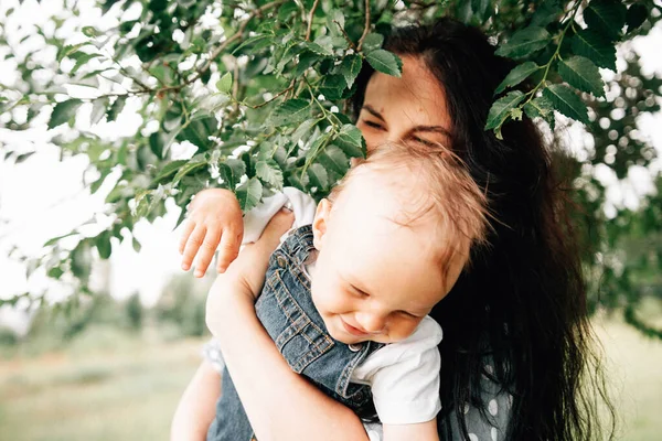 Feliz Jovem Mãe Segurando Filho Mãos Divertindo Enquanto Brincam Juntos — Fotografia de Stock