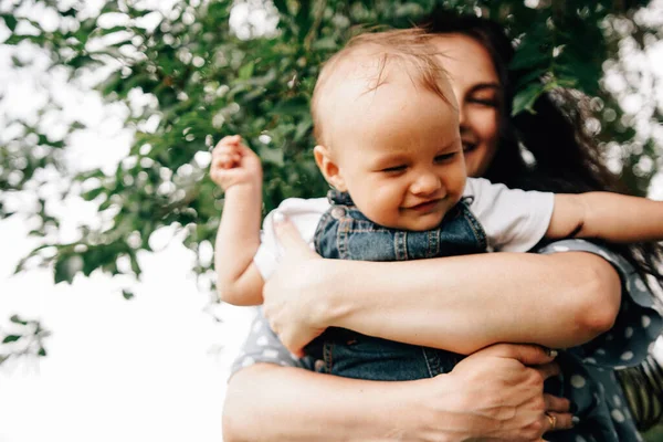 Feliz Jovem Mãe Segurando Filho Mãos Divertindo Enquanto Brincam Juntos — Fotografia de Stock