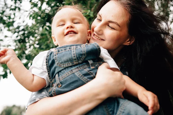 Feliz Jovem Mãe Segurando Filho Mãos Divertindo Enquanto Brincam Juntos — Fotografia de Stock