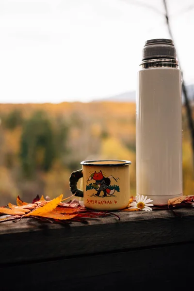 Kopje Met Thermosfles Houten Hek Met Herfst Gevallen Bladeren — Stockfoto