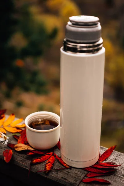 Kopje Met Thermosfles Houten Hek Met Herfst Gevallen Bladeren — Stockfoto