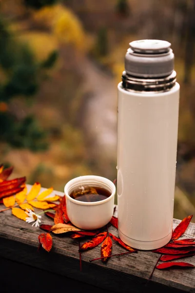 Kopje Met Thermosfles Houten Hek Met Herfst Gevallen Bladeren — Stockfoto