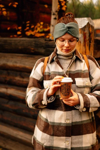 Осенняя Девушка Кофе Открытом Воздухе — стоковое фото